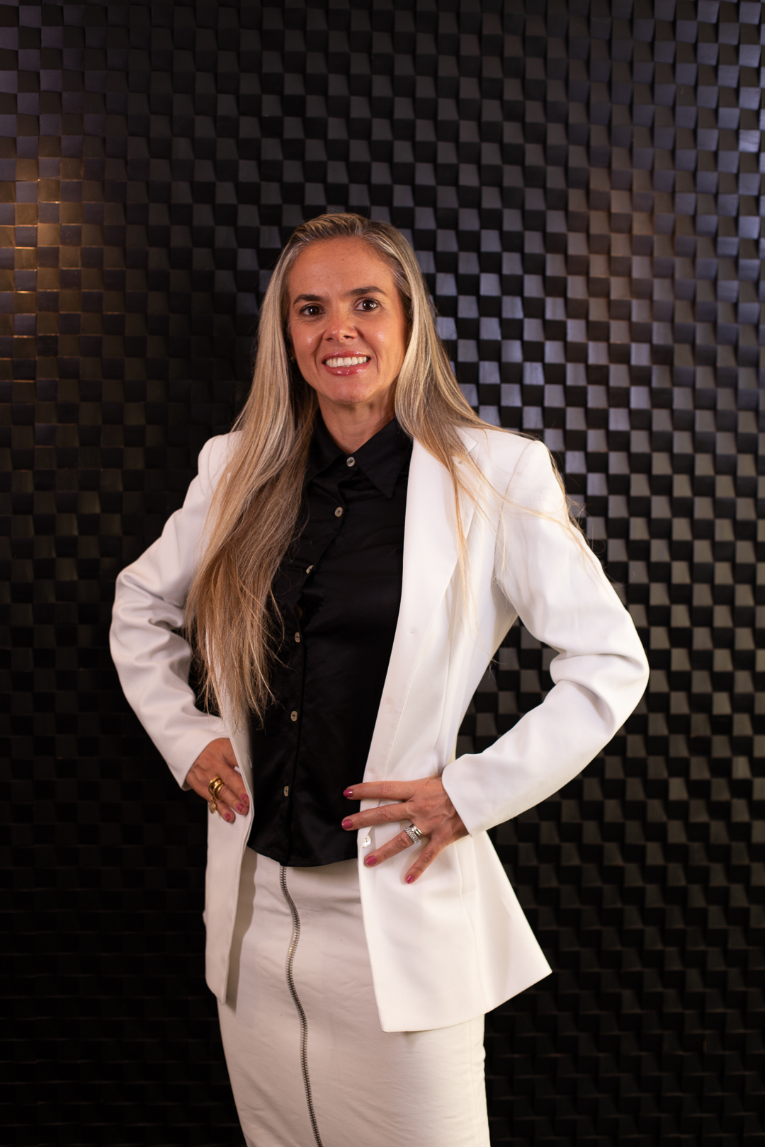 Gisely Marques disponível para atendimento pelo WhatsApp